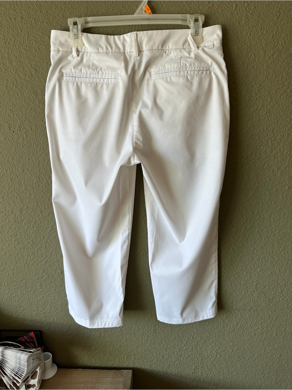 Puma White Cropped Golf Capri Pants with Logo - Picture 5 of 5